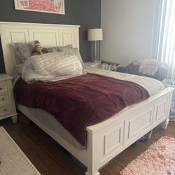 White Wooden Bedroom Set 