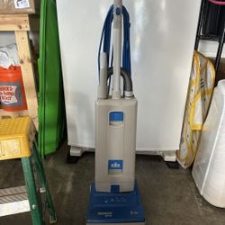 Working Windsor Sensor XP12 Commerical Vacuum comes with 52 new vacuum bags!