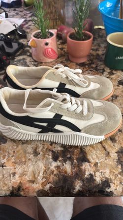 DeFlorance Sneaker