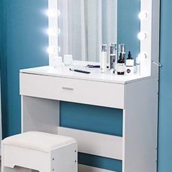 Makeup Vanity Set With Lighted Mirror