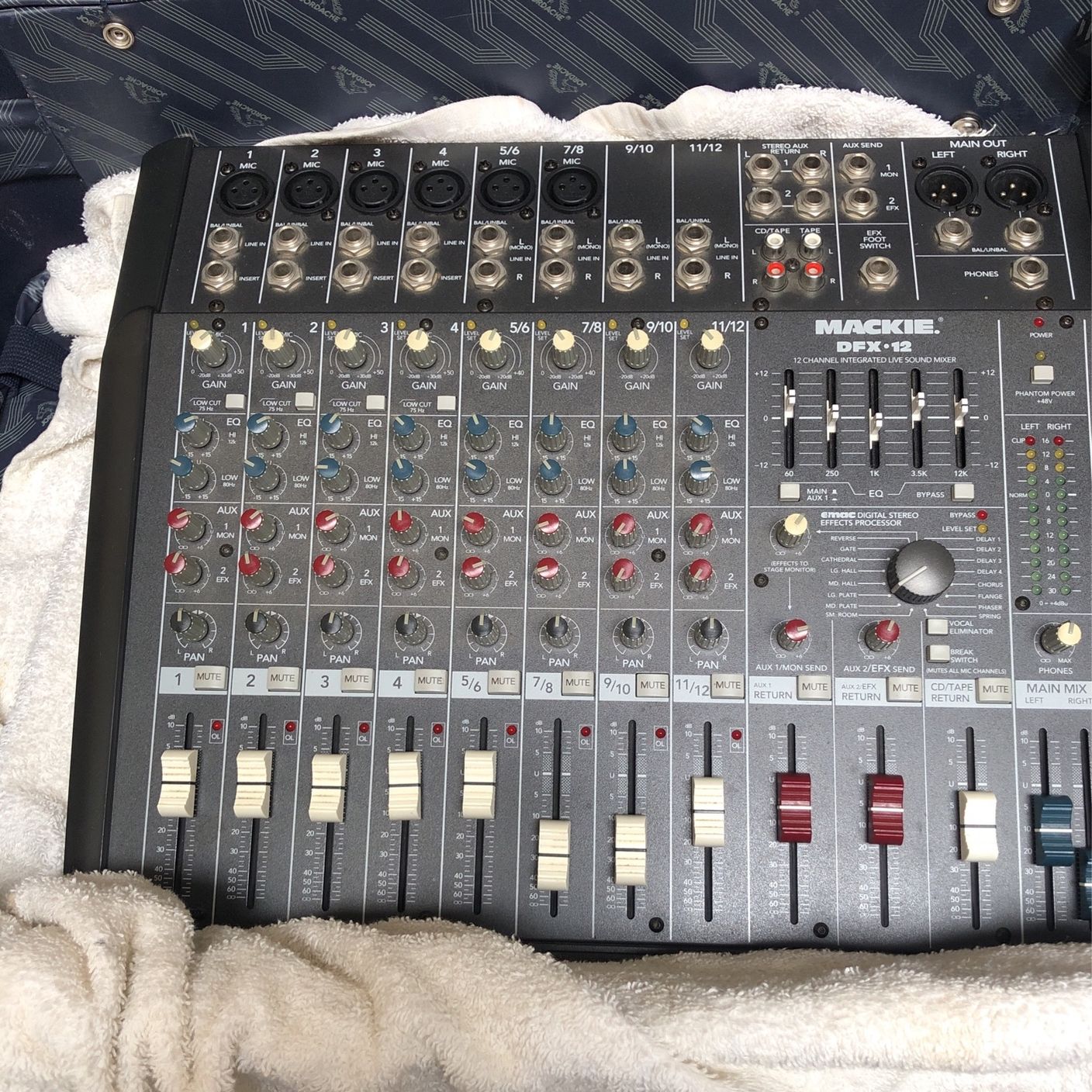 Mackie Mixer DFX-12 0 Sound with DFX | DFX12 - ** Console Mixing