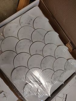 Marble tile Carrera. Scallop design