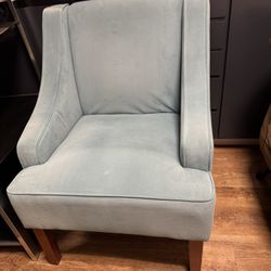 💙 Cozy Blue/Teal Accent Chair – $150 💙