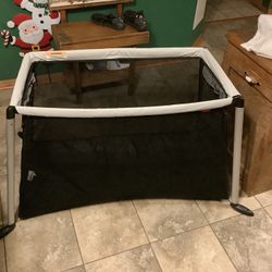 Phil & Ted’s Traveller travel crib lightweight, portable crib that can be use as a bassinet, toddler bed or playpen This is one of the lightest travel