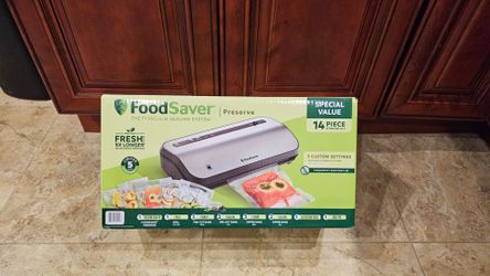 FoodSaver 14-Piece Starter Kit with Vacuum Seal Roll and Bags VS2270