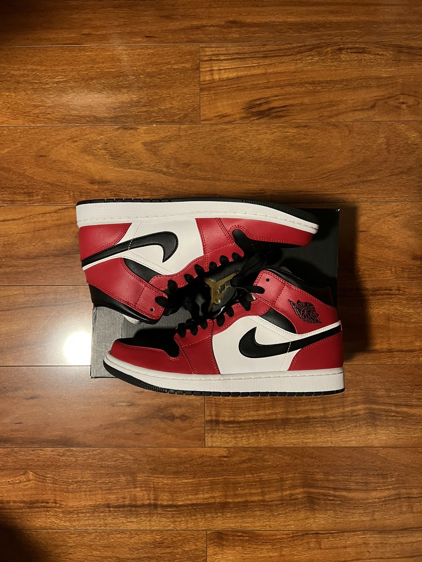 Jordan 1 Mid - Chicago Black Toe Sz 8.5