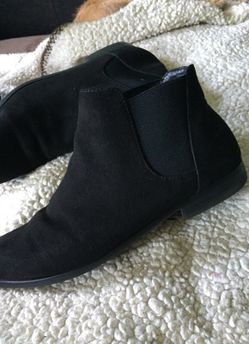 Forever 21 black boots size 7 1/2 fits an 8
