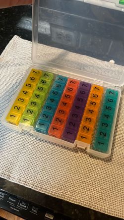 Weekly Pill Organizer with 7 Removable Daily Cases