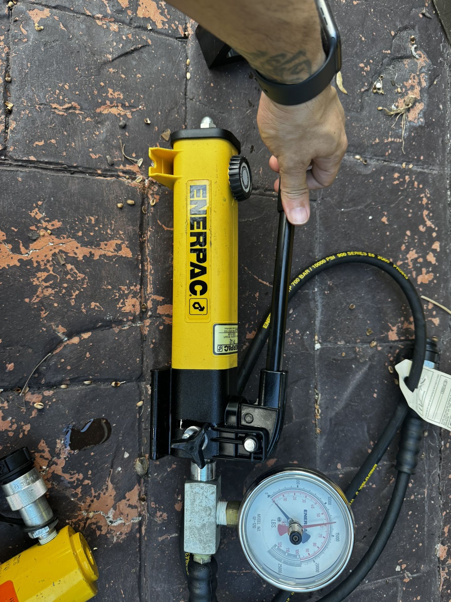 hydraulic hand pump