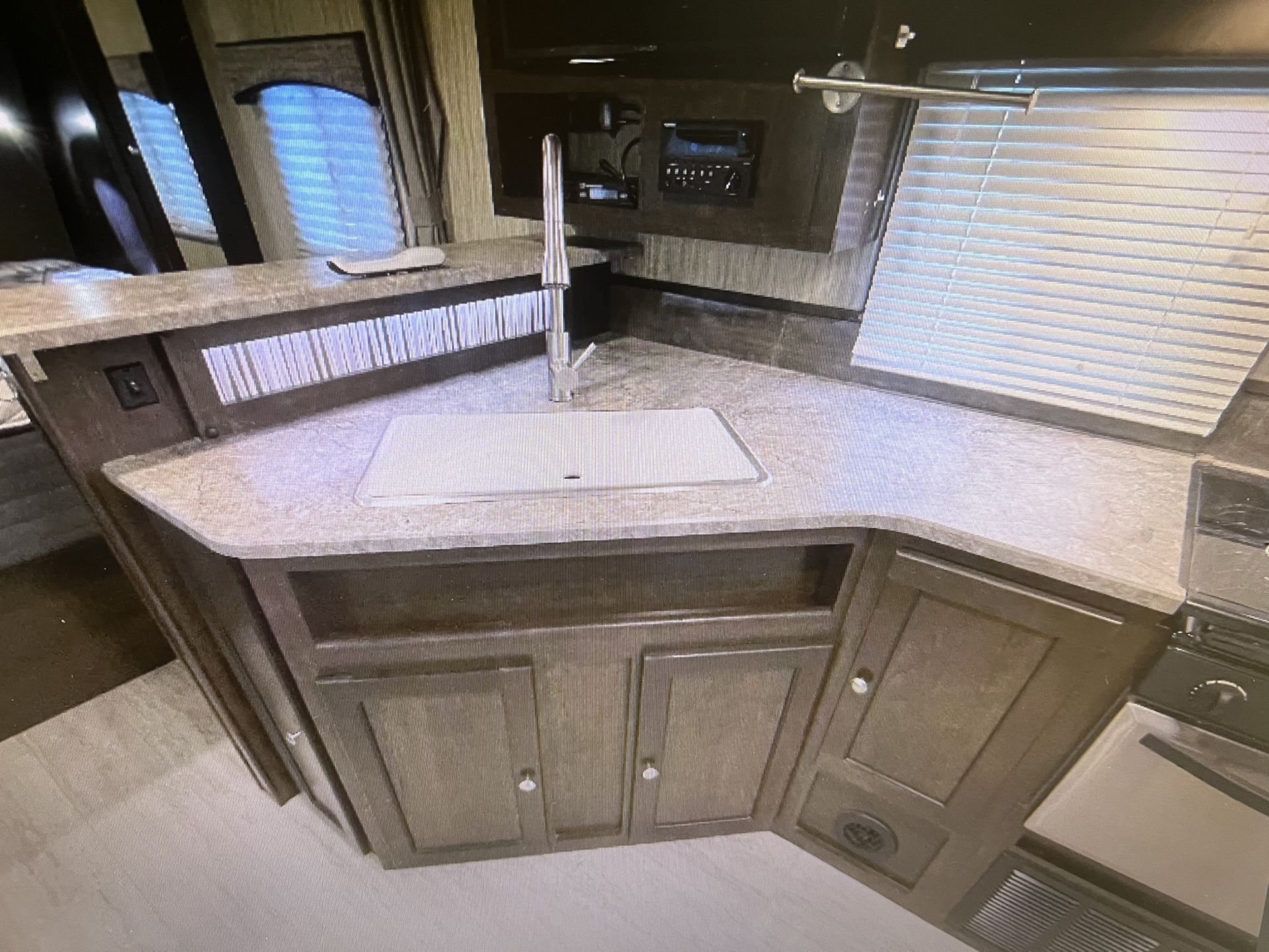 2018 SUNDANCE 22ft (221rb) Travel Trailer