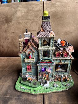 Animated haunted house
