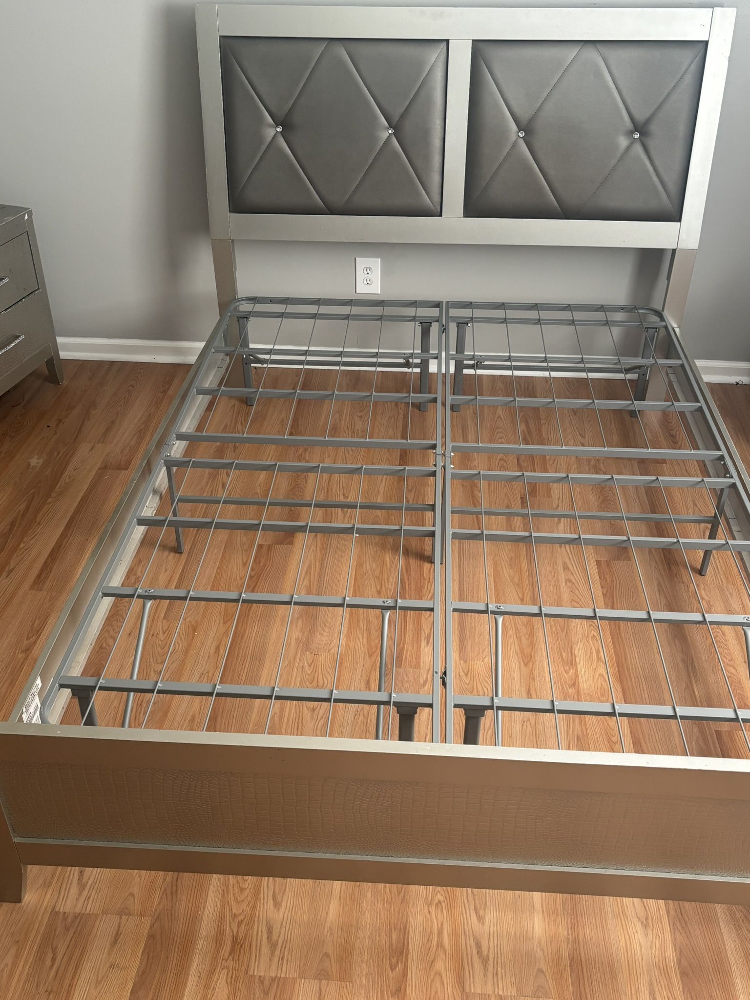 Ashley Stewart Metallic Queen Bedroom Set
