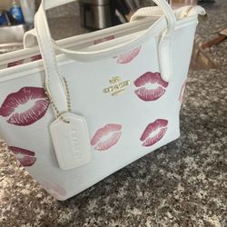 Women’s white kiss mark Coach purse and wallet set