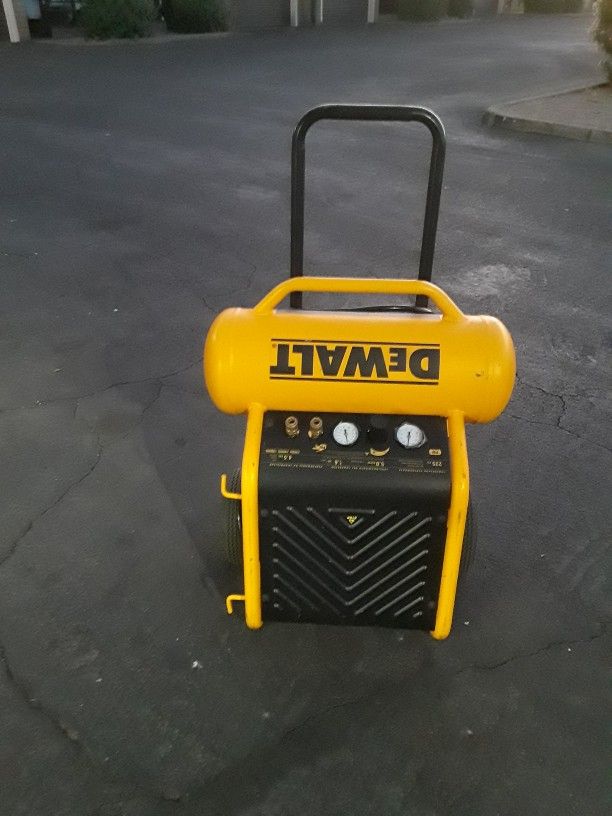 DeWalt 4.5 Gallon 225 PSI Heavy Duty Compressor