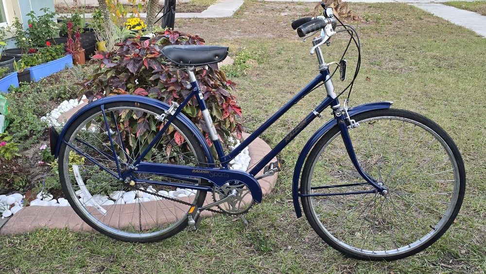 Vintage Raleigh Sports Road Bike.