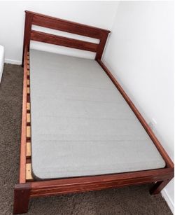Beautiful Solid Wood Full-Size Bed with Mattress