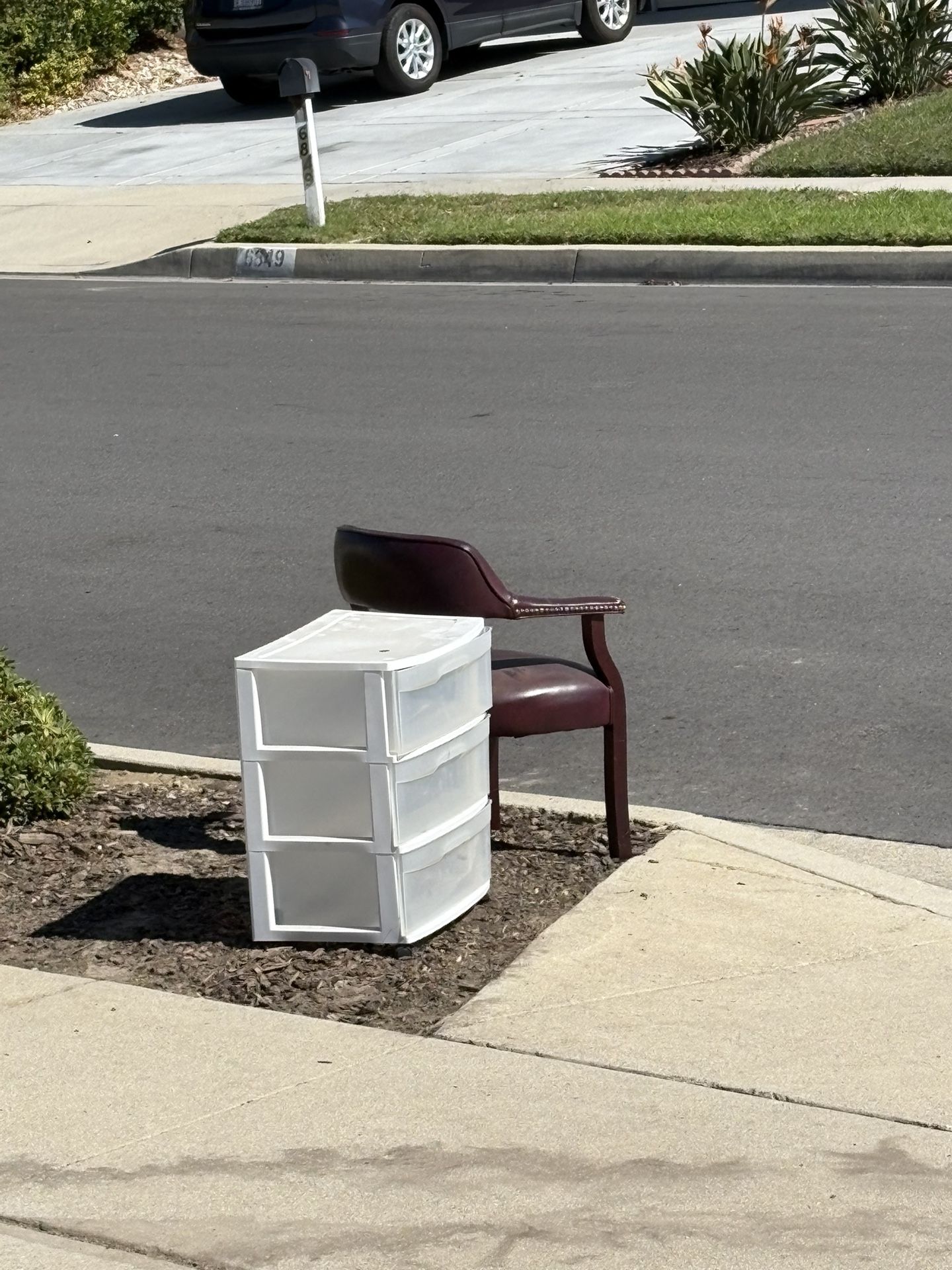 Free Curb Alert, 6858 Valinda 91701 Chair Rolling Cart