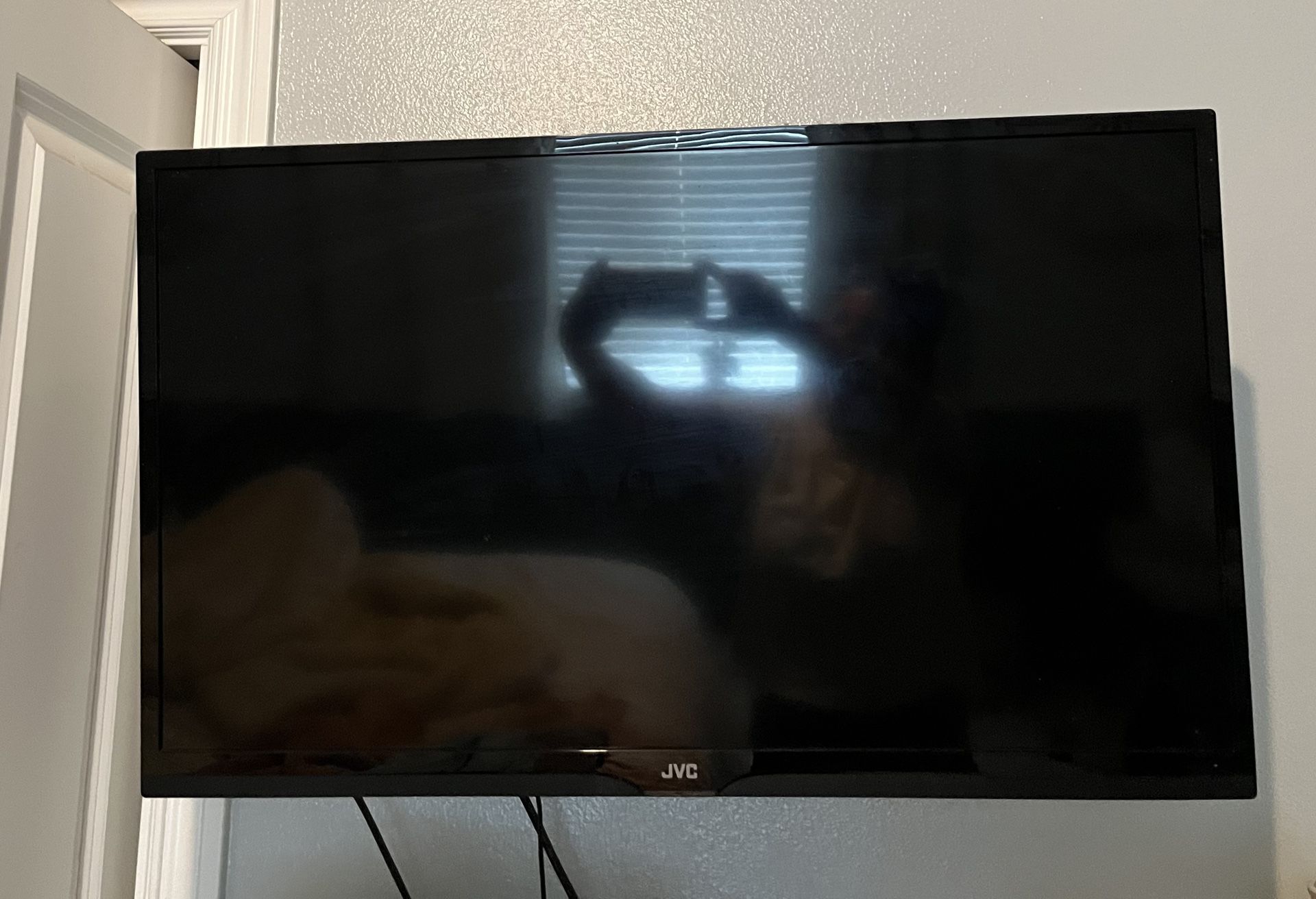 JVC 32 Inch Tv and Wall Mount