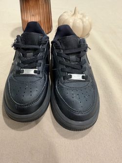 Lightly used toddler black NIKE