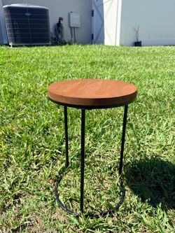 Round Side Table with Wooden Top and Metal Base (C-Shaped End Table)