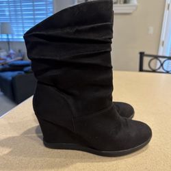 Boots - Black Suede Size 7.5 In Good Condition 