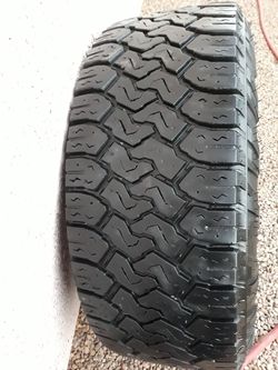 Vendo 1 una llanta con rim solo una 35x12.50x18 los dos por $ 100