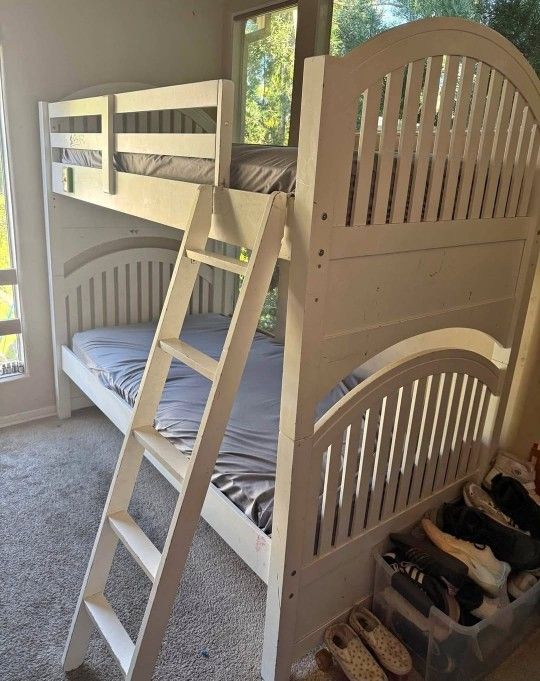 Beautiful Twin Size Bunk Bed With Mattresses 