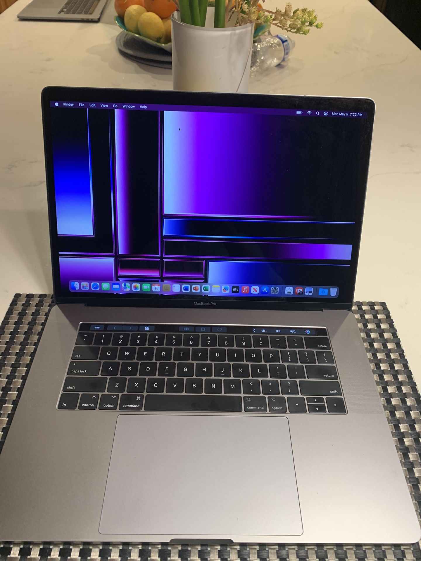2017 MacBook Pro 15 Inch ( i7-16GB-512GB )