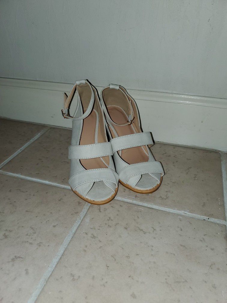 Size 6 Bone Color Cotton Material Wedge With Ankle Strap . Great EASTER . HEEL 2 AND HALF INCHES . 5.00.