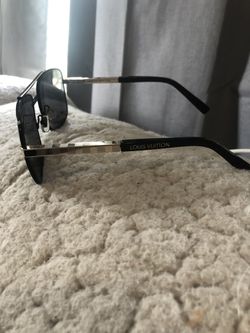 Louis Vuitton Attitude Pilot Sunglasses Missing 1 Nose Rubber for Sale in  Queens, NY - OfferUp