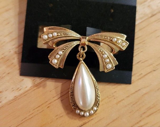 Vintage Gold Tone Ribbon Pin With Faux Pearls