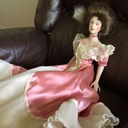 DOLLS COLLECTABLE / COLLECTORS DOLL, DON’T KNOW WHO PRODUCED. EXCELLENT CONDITION.