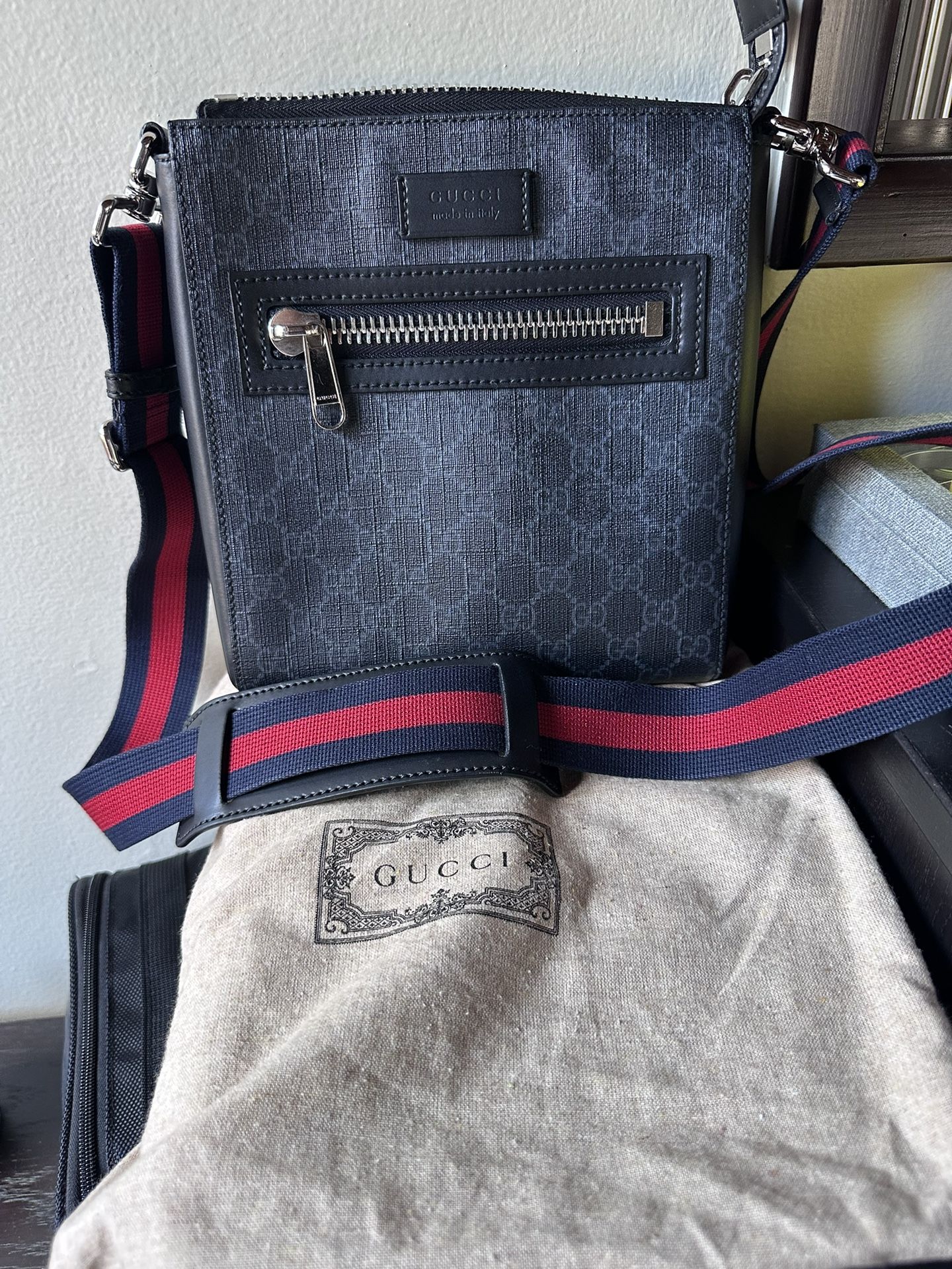 Gucci Gg Supreme Messenger Bag 