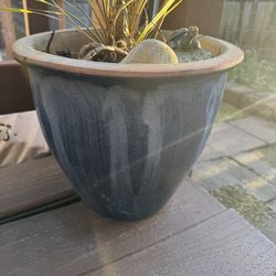 2 matching medium size planter pot