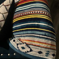 Sofá And Love Seat. Throw And Pillows Included 