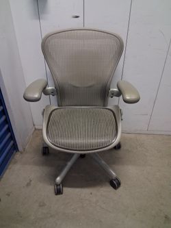 Herman Miller aeron tip B $ 350