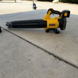 DeWalt 20V MAX 125 MPH 450 CFM Brushless Cordless Handheld Leaf Blower with Concentrator Nozzle