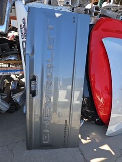 Chevy Silverado 1500 tailgate oem