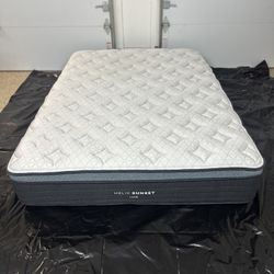 Helix Luxe Sunset Queen Mattres Cover: GlacioTex Cooling Cover Top Layer: Original Layer 
