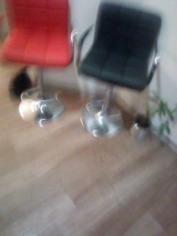 2 bar stools