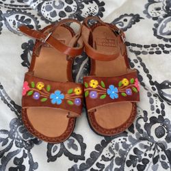 Huaraches De Niña Están Nuevos $15 Size 6