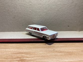 Matchbox Loose / 1964 Ford Fairlane / White