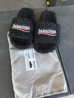 Balenciag fluffy slides size 38 (wms size 7-7.5)