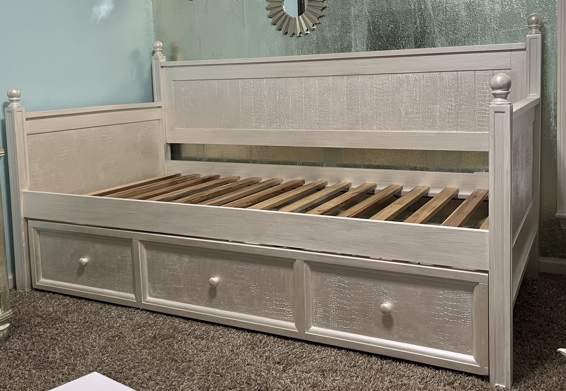 Solid wood daybed w trundle