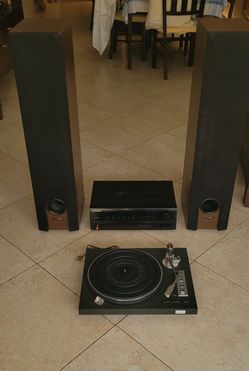 Vintage Toshiba SR-250 Turntable / Polk Audio 36" Tower Speakers / Pioneer Stereo Receiver SX-253R Stereo System