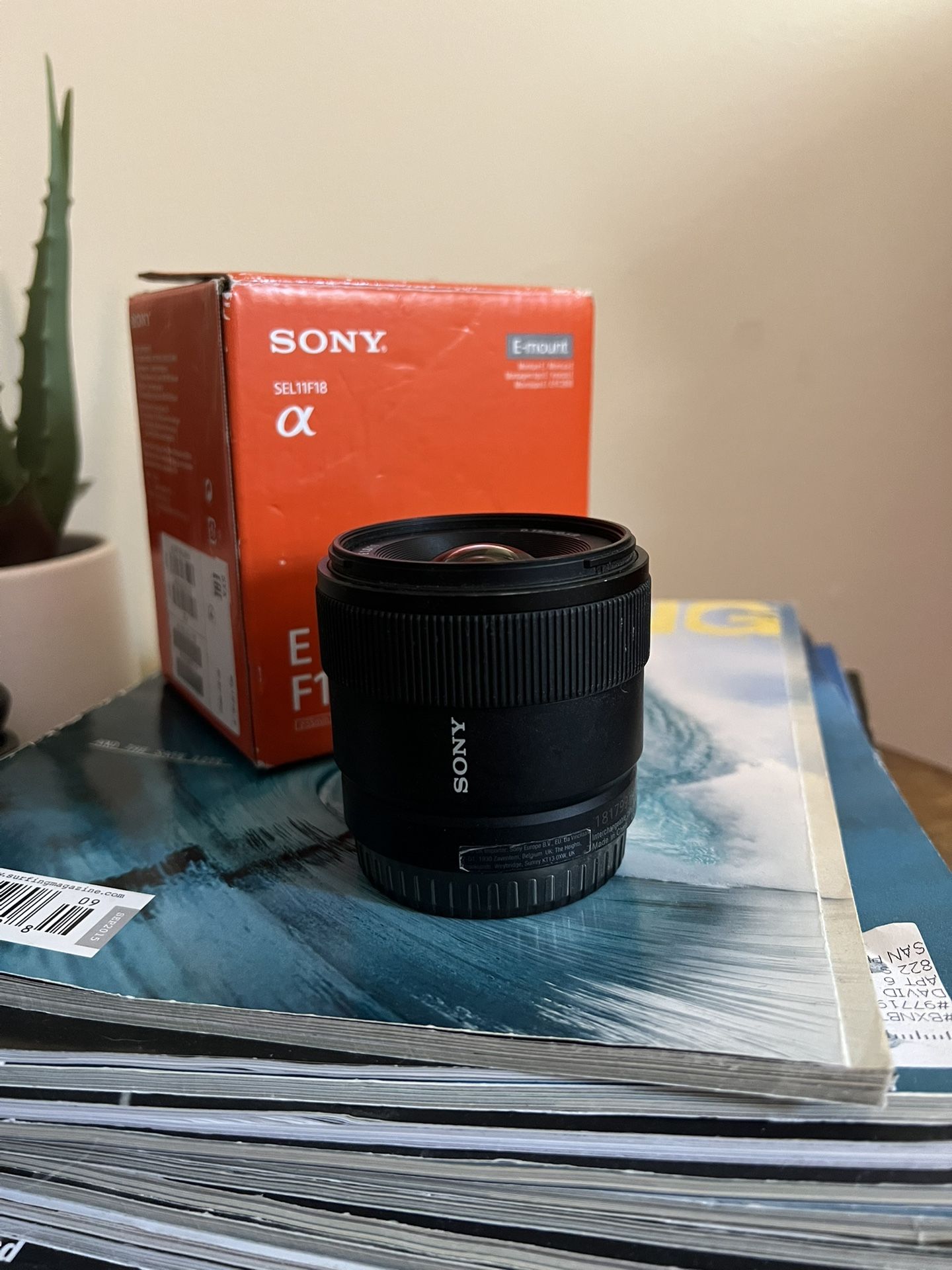 Sony E 11mm F1.8 APS C ultra wide angle prime lens Black