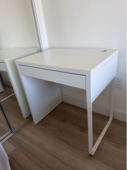 Office desk with drawer
