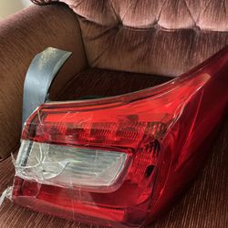 Cracked Tail Light Lamp For 2015-2019 Subaru Outback Right Side Outer Body Mounted