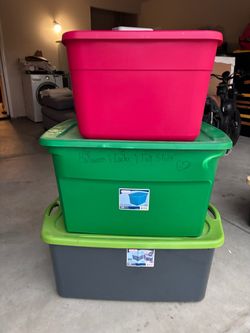 Set of  Plastic Storage Totes with Lids (17 pieces )