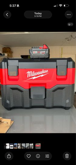 Milwaukee cordless wet/dry vacuum with battery